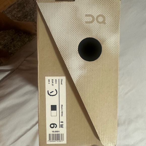 On running shoes sz 6 new with box - Picture 4 of 4